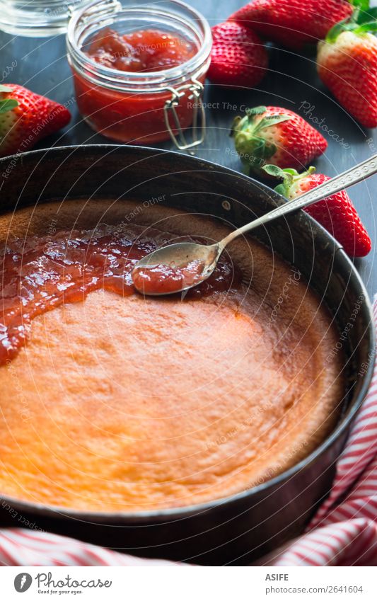 Herstellung von gebackenem Käsekuchen Frucht Dessert Marmelade Frühstück Tisch Holz machen frisch blau rot Kuchen Erdbeeren gebastelt Essen zubereiten