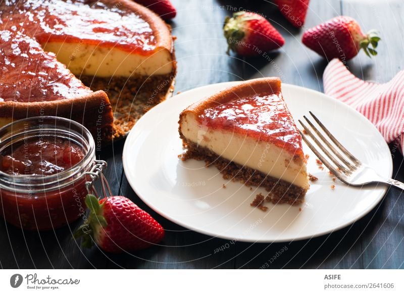 Portion hausgemachter Käsekuchen Frucht Dessert Marmelade Frühstück Tisch Holz frisch blau rot Kuchen Erdbeeren gebastelt Lebensmittel Backwaren süß Mascarpone