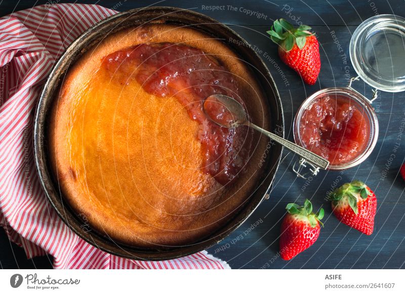 Herstellung von gebackenem Käsekuchen Frucht Dessert Marmelade Frühstück Tisch Holz machen frisch blau rot Kuchen Erdbeeren gebastelt Essen zubereiten