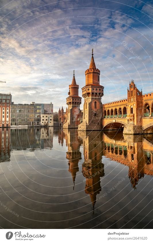 Oberbaumbrücke im Herbst mit Spiegelung berlin berlinerwasser derProjektor dieprojektoren farys joerg farys ngo ngo-fotograf Weitwinkel Panorama (Aussicht)