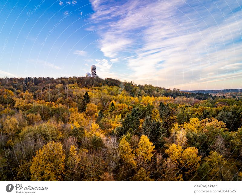 Abhöranlage auf dem Teufelsberg Zentralperspektive Starke Tiefenschärfe Sonnenaufgang Sonnenstrahlen Sonnenlicht Schatten Licht Morgen Textfreiraum Mitte