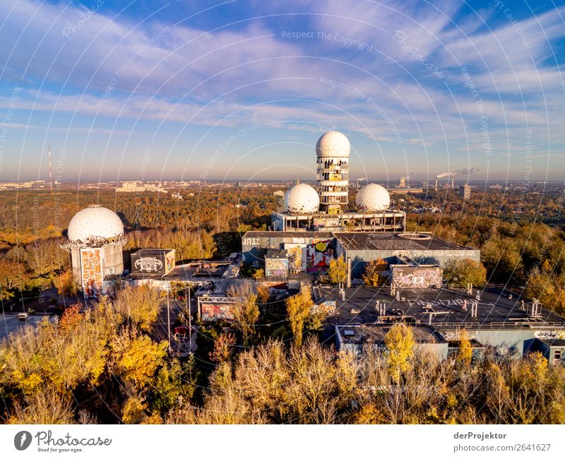 Abhöranlage auf dem Teufelsberg Zentralperspektive Starke Tiefenschärfe Sonnenaufgang Sonnenstrahlen Sonnenlicht Schatten Licht Morgen Textfreiraum Mitte