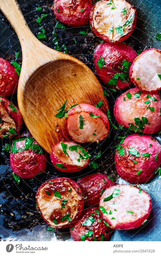 Gebratene Radieschen in der Pfanne Gemüse Ernährung Vegetarische Ernährung Diät Löffel Pflanze Holz frisch klein lecker rot Farbe Rettich radiert gebraten