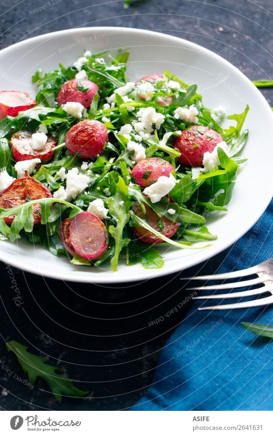 Rucola-Salat mit gerösteten Rettich und Fetakäse Käse Gemüse Ernährung Mittagessen Abendessen Vegetarische Ernährung Diät Teller Gabel Sommer alt frisch blau