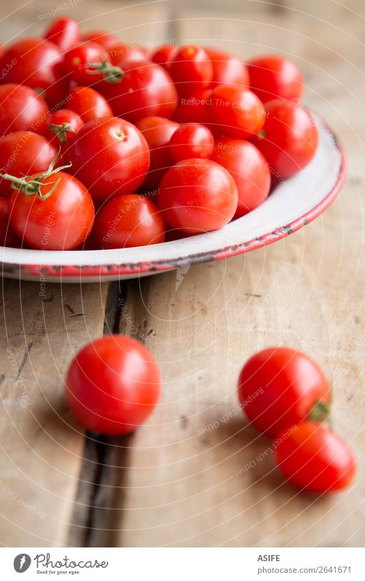 Kirschtomaten aus meinem Obstgarten Lebensmittel Gemüse Bioprodukte Vegetarische Ernährung Diät Geschirr Natur rot