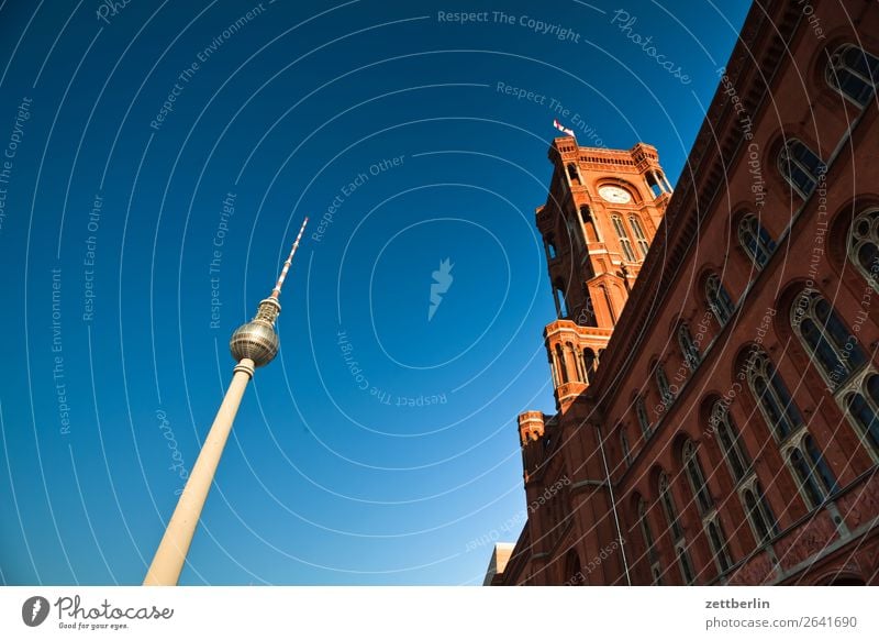 Rotes Rathaus und Fernsehturm Alexanderplatz Architektur Berlin Büro Großstadt Deutschland Berliner Fernsehturm Froschperspektive Hauptstadt Haus Himmel