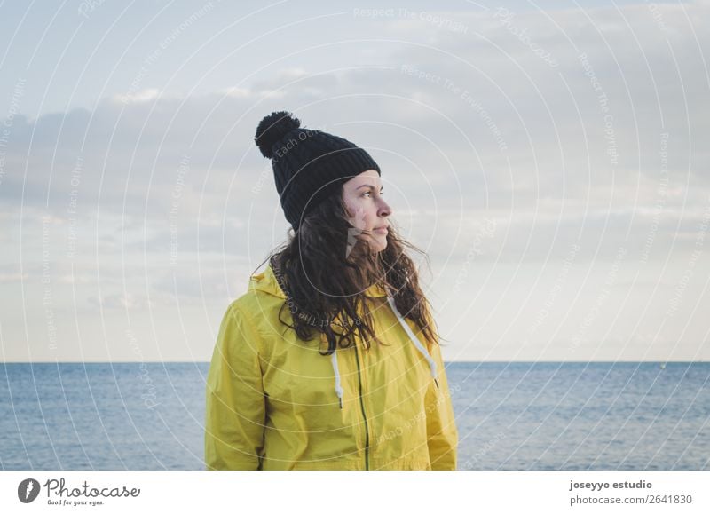 Frau am Strand im Winter Lifestyle Erholung Ferien & Urlaub & Reisen Ausflug Freiheit Meer Sport Sitzung 30-45 Jahre Erwachsene Natur Horizont Küste Jacke