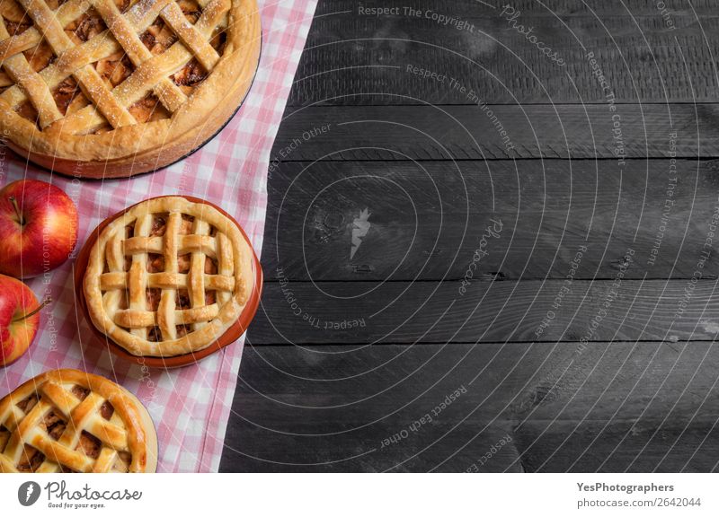 Verschiedene Größen von Apfelkuchen auf einem rustikalen Tisch. Obere Ansicht Dessert Küche Herbst viele Tradition Erntedankfest obere Ansicht Amerikaner backen