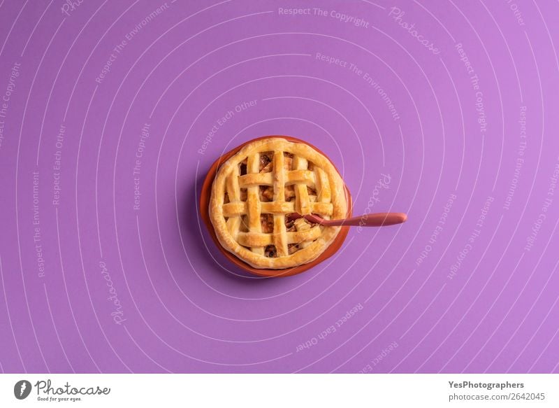 Mini-Apfelkuchen mit einem Löffel auf violettem Hintergrund Dessert Winter Herbst klein Tradition Erntedankfest obere Ansicht Amerikaner backen Weihnachten