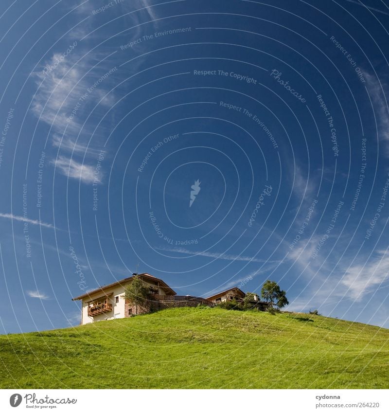 Traumhaus Tourismus Haus Umwelt Natur Landschaft Himmel Sommer Wiese Hügel Einfamilienhaus Einsamkeit einzigartig Heimat einzeln abgelegen Farbfoto