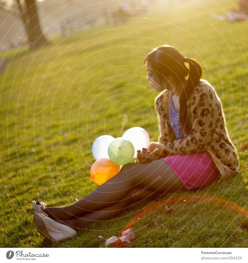 Spring Spring Spring XIII Junge Frau Jugendliche Erwachsene Beine 1 Mensch 18-30 Jahre Erholung Zufriedenheit Park Chinese Luftballon sitzen Leopardenmuster