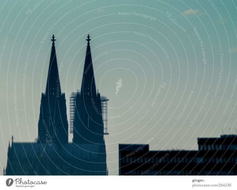 Stadt mit Spitzen und Kanten Köln Kölner Dom Kirche Bauwerk Gebäude Architektur Sehenswürdigkeit Wahrzeichen dunkel Turmspitze eckig Ecke Baugerüst Himmel