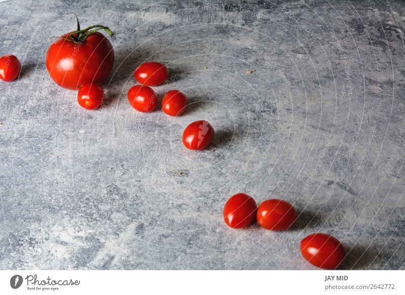 Kirschtomate auf Grunge-Textur Lebensmittel Gemüse Ernährung Bioprodukte Vegetarische Ernährung Diät Menschengruppe Natur Pflanze glänzend frisch hell klein