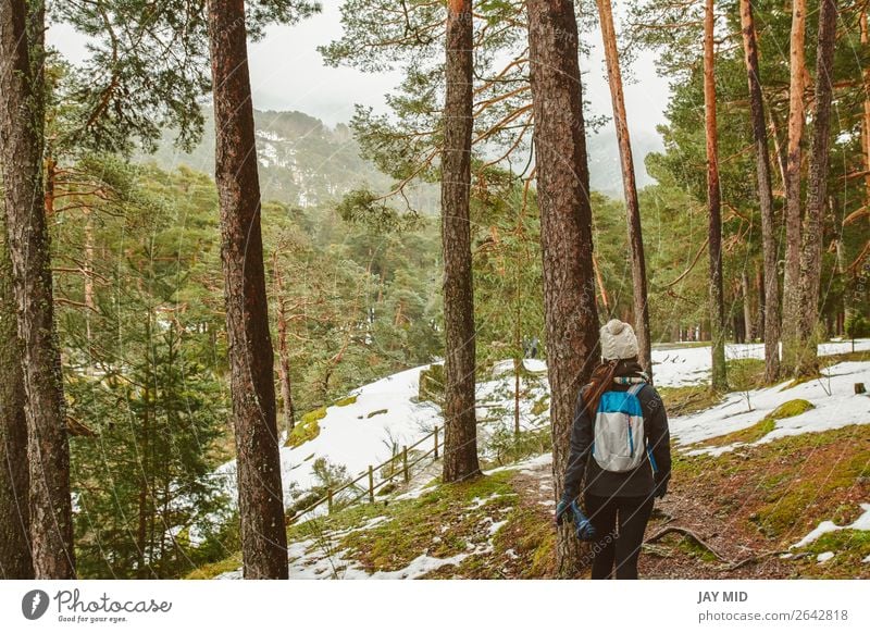 Junge Frau beim Wandern im weißen Winterwald. Lifestyle-Konzept. schön Ferien & Urlaub & Reisen Tourismus Ausflug Abenteuer Freiheit Expedition Schnee