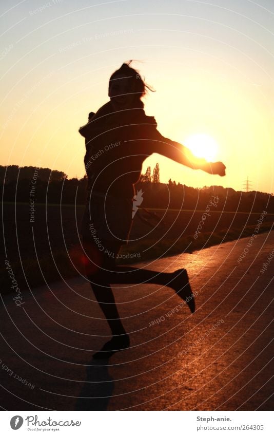 Frühlingsfreude Zufriedenheit Freiheit Sommer Sonne Tanzen Mensch Junge Frau Jugendliche 1 Natur Landschaft Wolkenloser Himmel Sonnenaufgang Sonnenuntergang