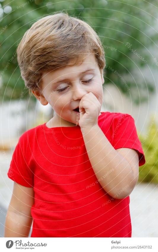 Glückliches Kind mit rotem T-Shirt im Garten Freude schön Sommer Sonne Mensch Baby Kleinkind Junge Familie & Verwandtschaft Kindheit Natur Gras Park blond