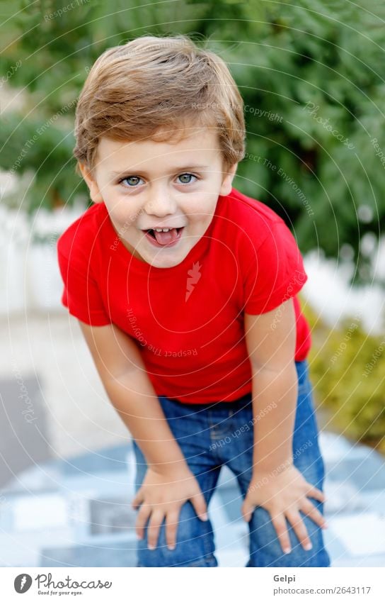 Glückliches Kind mit rotem T-Shirt im Garten Freude schön Sommer Sonne Mensch Baby Kleinkind Junge Familie & Verwandtschaft Kindheit Natur Gras Park blond