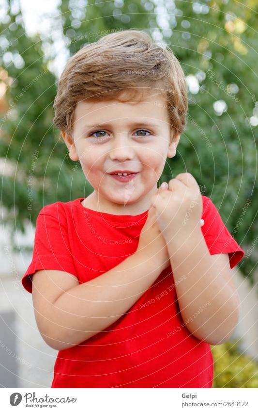 Glückliches Kind mit rotem T-Shirt im Garten Freude schön Sommer Sonne Mensch Baby Kleinkind Junge Familie & Verwandtschaft Kindheit Natur Gras Park blond