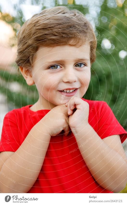 Glückliches Kind mit rotem T-Shirt im Garten Freude schön Sommer Sonne Mensch Baby Kleinkind Junge Familie & Verwandtschaft Kindheit Natur Gras Park blond