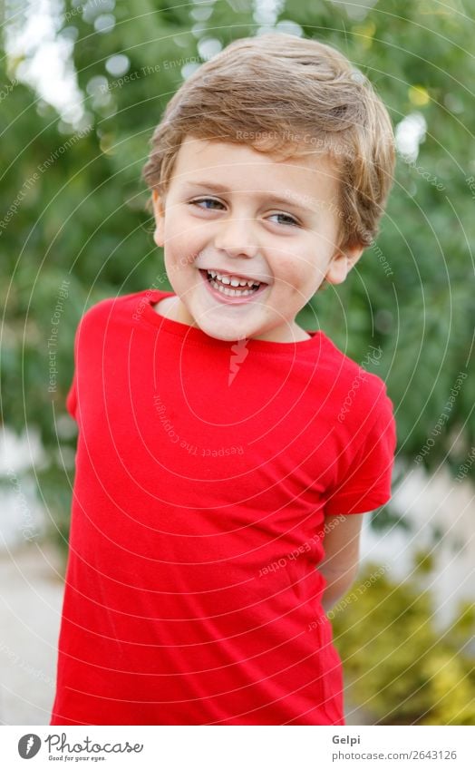 Glückliches Kind mit rotem T-Shirt im Garten Freude schön Sommer Sonne Mensch Baby Kleinkind Junge Familie & Verwandtschaft Kindheit Natur Gras Park blond