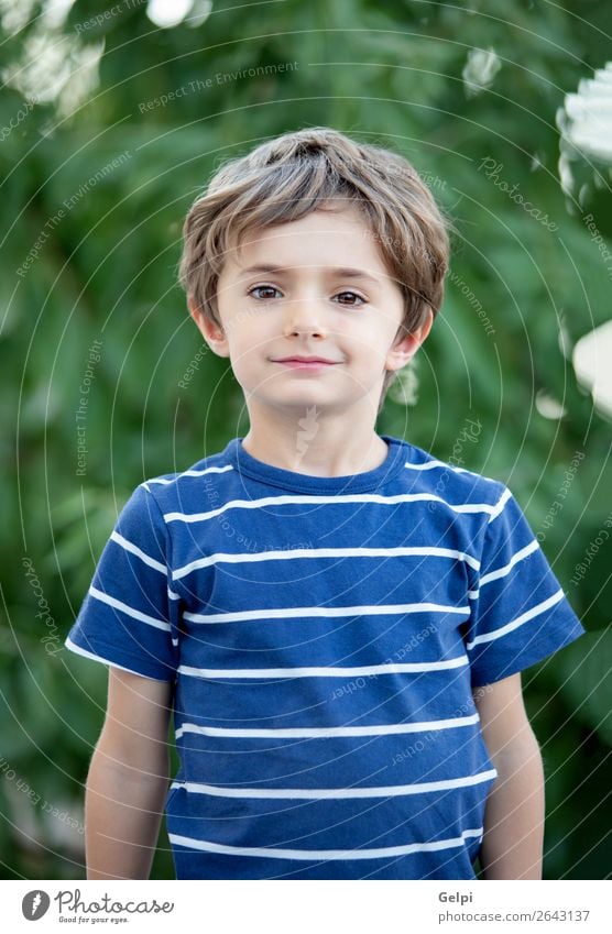 Porträt eines kleinen Kindes auf dem Feld Freude Glück schön Gesicht Spielen Baby Junge Kindheit Natur Pflanze Baum Park Lächeln lachen Fröhlichkeit lustig