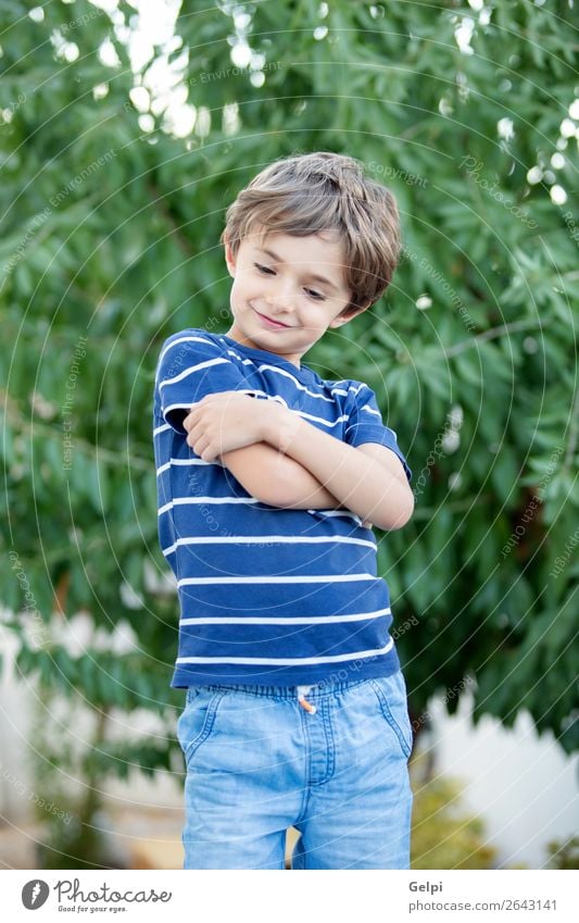 Porträt eines kleinen Kindes auf dem Feld Freude Glück schön Gesicht Spielen Baby Junge Kindheit Natur Pflanze Baum Park Lächeln lachen Fröhlichkeit lustig