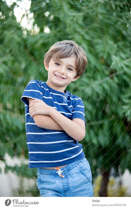 Porträt eines kleinen Kindes auf dem Feld Freude Glück schön Gesicht Spielen Baby Junge Kindheit Natur Pflanze Baum Park Lächeln lachen Fröhlichkeit lustig