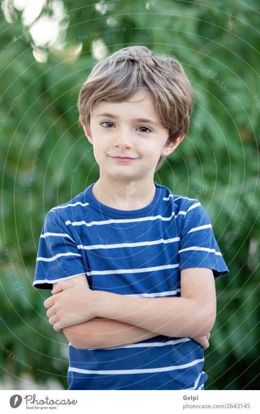 Porträt eines kleinen Kindes auf dem Feld Freude Glück schön Gesicht Spielen Baby Junge Kindheit Natur Pflanze Baum Park Lächeln lachen Fröhlichkeit lustig