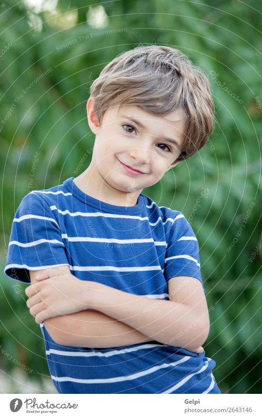 Porträt eines kleinen Kindes auf dem Feld Freude Glück schön Gesicht Spielen Baby Junge Kindheit Natur Pflanze Baum Park Lächeln lachen Fröhlichkeit lustig