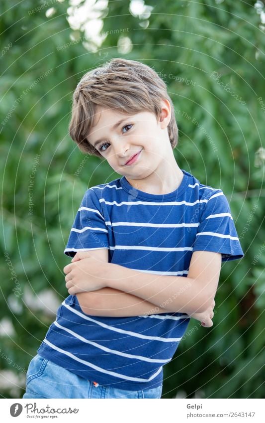 Porträt eines kleinen Kindes auf dem Feld Freude Glück schön Gesicht Spielen Baby Junge Kindheit Natur Pflanze Baum Park Lächeln lachen Fröhlichkeit lustig