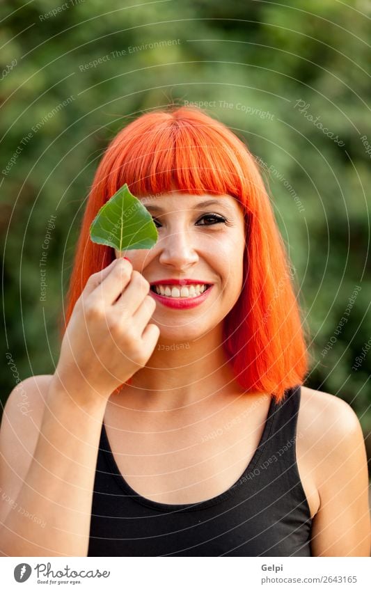 Rothaariges Mädchen mit einem Baumblatt Lifestyle Glück schön Gesicht Schminke Mensch Frau Erwachsene Natur Herbst Blatt Park Wald Mode Lächeln Fröhlichkeit rot