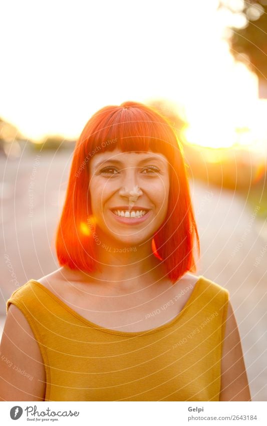 Rothaarige Frau beim Spaziergang bei Sonnenuntergang Lifestyle Stil Freude Glück schön Haare & Frisuren Gesicht Wellness ruhig Sommer Mensch Erwachsene