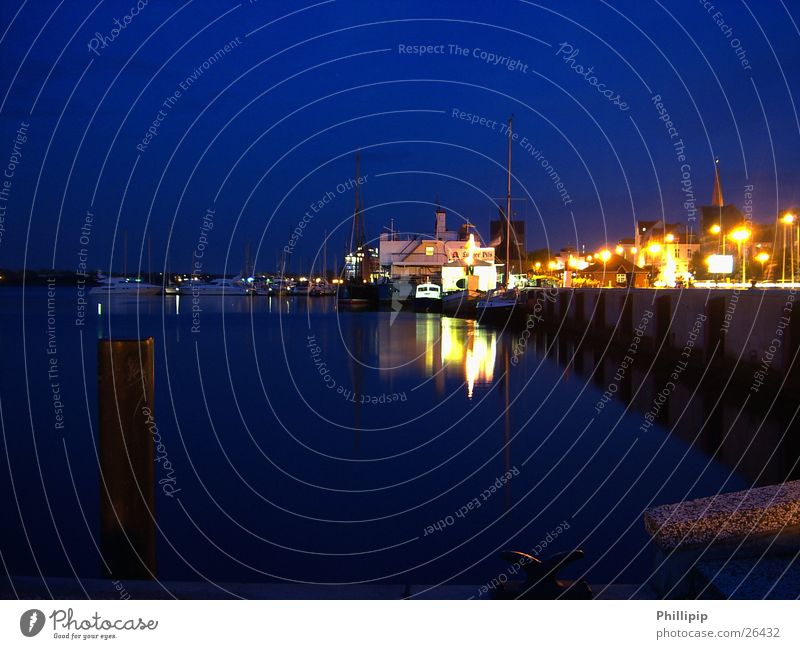 Hafen in Rostock Wasserfahrzeug Licht Nacht Langzeitbelichtung Schifffahrt blau