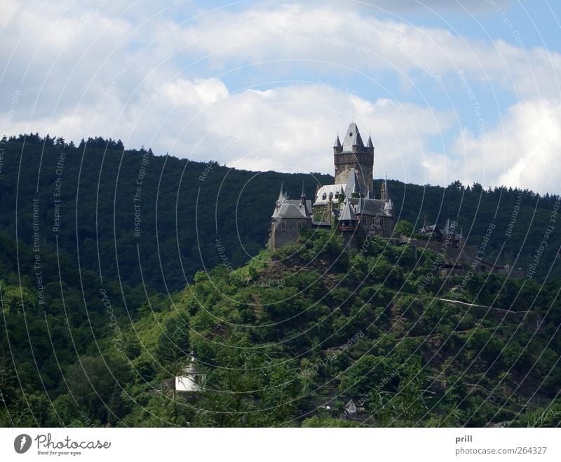 Cochem castle on mountain top Reichtum Tourismus Sommer Landschaft Hügel Palast Turm Bauwerk Gebäude Architektur Mauer Wand Sehenswürdigkeit alt groß historisch