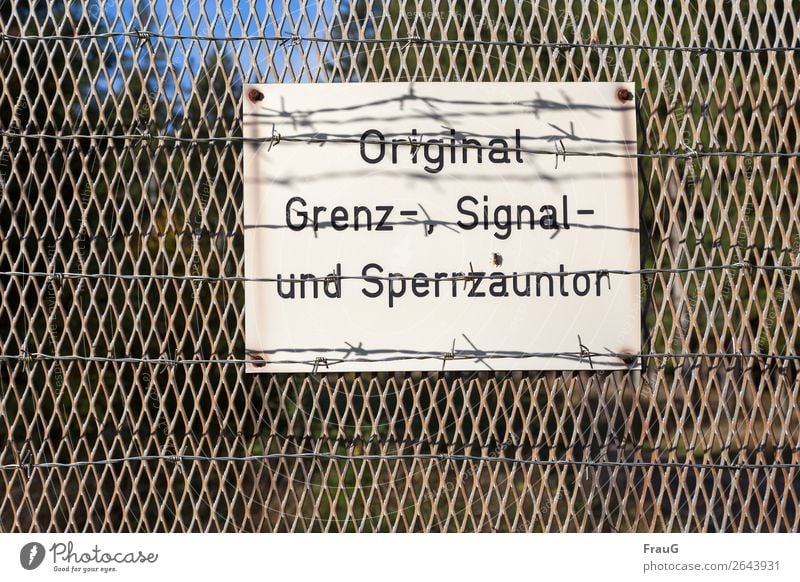 Alterserscheinung| zum Glück! Ferien & Urlaub & Reisen Zaun Denkmal Schilder & Markierungen Metall Schriftzeichen gruselig Trennung Grenzzaun Streckmetall