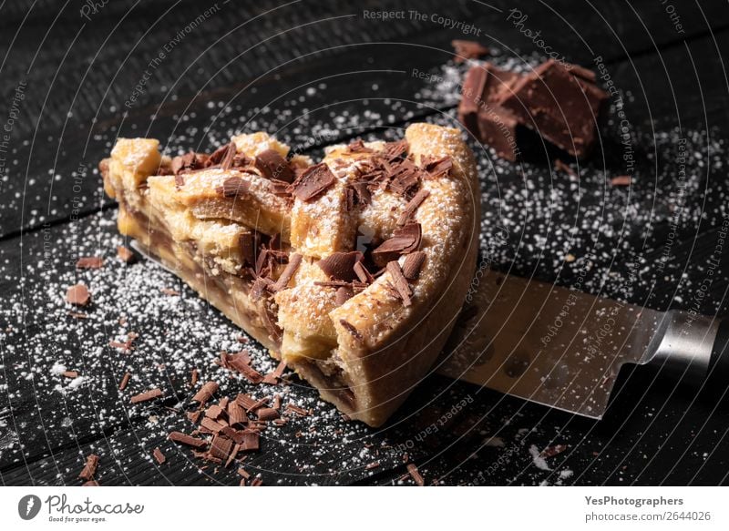 Apfelkuchenscheibe mit Puderzucker und Schokolade Dessert Herbst lecker schwarz Tradition Erntedankfest Amerikaner backen Weihnachten Kontext Essen zubereiten