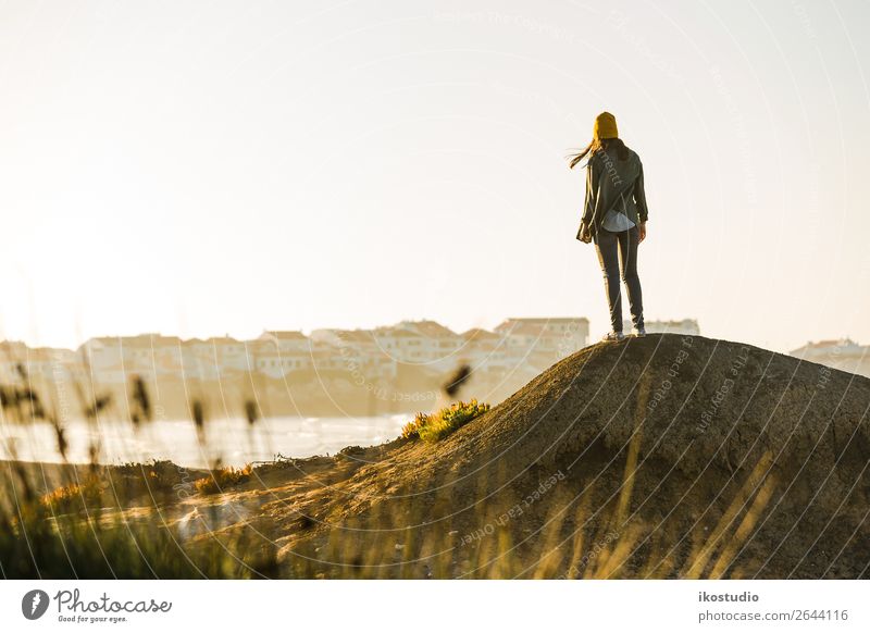 Frau über die Klippe Lifestyle schön Ferien & Urlaub & Reisen Abenteuer Freiheit Strand Meer wandern Erfolg Mensch Erwachsene Natur Landschaft Herbst Küste blau