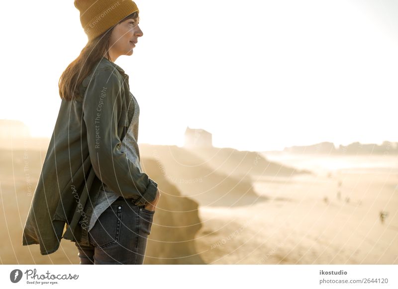 Mit Blick auf den Strand Lifestyle schön Ferien & Urlaub & Reisen Abenteuer Freiheit Meer wandern Erfolg Mensch Frau Erwachsene Natur Landschaft Herbst Küste