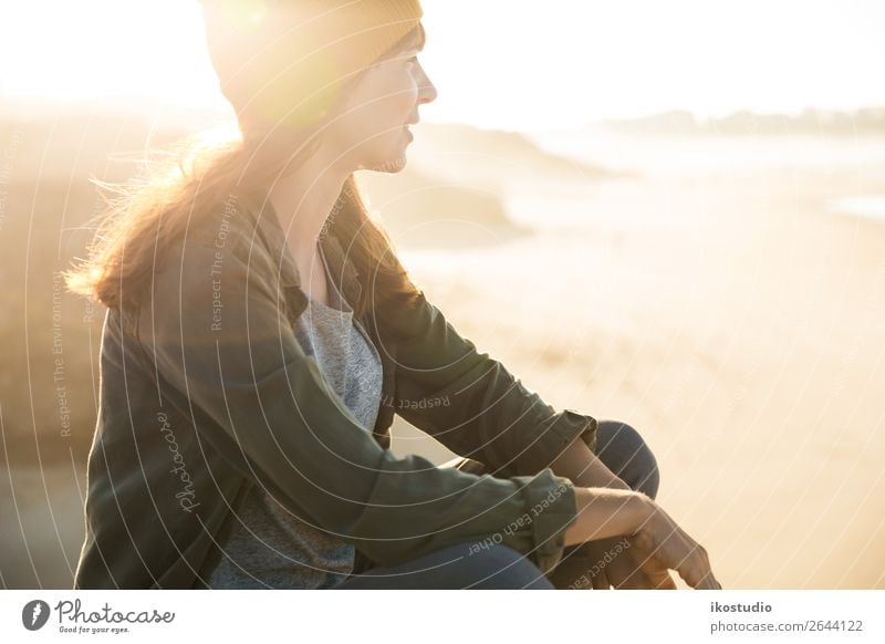 Sitzen über der Klippe Lifestyle schön Ferien & Urlaub & Reisen Abenteuer Freiheit Strand Meer wandern Erfolg Mensch Frau Erwachsene Natur Landschaft Herbst