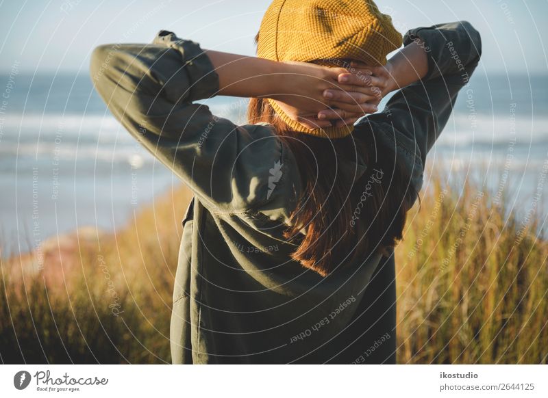 Gelbe Kappe Damen Lifestyle schön Ferien & Urlaub & Reisen Abenteuer Freiheit Strand Meer wandern Mensch Frau Erwachsene Natur Landschaft Herbst Küste blau