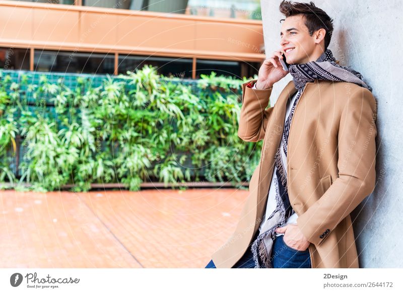 Moderner junger Mann mit Handy auf der Straße. Lifestyle elegant Stil schön Haare & Frisuren Winter sprechen Telefon PDA Erwachsene Jugendliche Herbst