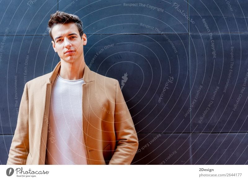 Junger Mann in Winterkleidung steht auf der Straße. Lifestyle elegant Stil schön Haare & Frisuren Mensch Erwachsene Jugendliche Herbst Mode Bekleidung Jeanshose