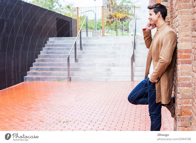 Moderner junger Mann mit Handy auf der Straße. Lifestyle elegant Stil schön Haare & Frisuren Winter sprechen Telefon PDA Erwachsene Jugendliche Herbst