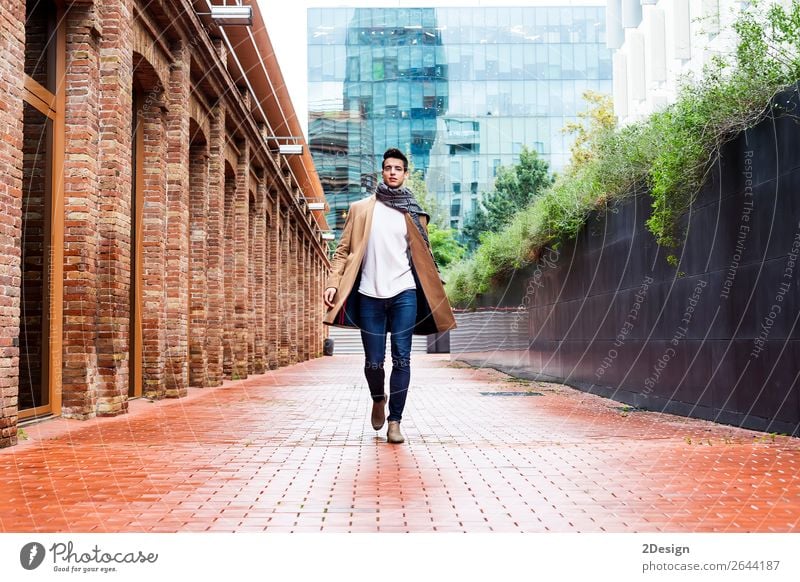 Junger Mann in Winterkleidung auf der Straße. Lifestyle elegant Stil schön Haare & Frisuren Mensch Erwachsene Jugendliche Herbst Mode Bekleidung Jeanshose