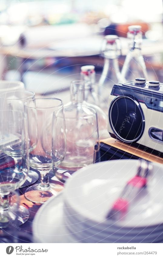 liebe dinge. Geschirr Teller Flasche Besteck Radiogerät glänzend retro Stil Glas Trödel Unschärfe Farbfoto Innenaufnahme Menschenleer Gegenlicht