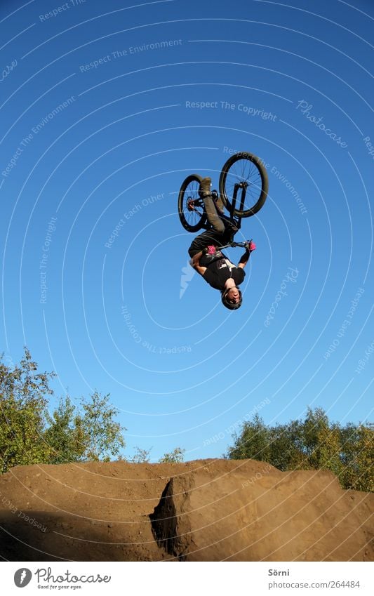 verkehrt herum? Lifestyle Freizeit & Hobby Fahrradfahren Rückwärtssalto Abenteuer Freiheit Sport Sportler Halfpipe maskulin Jugendliche 1 Mensch Himmel Sommer