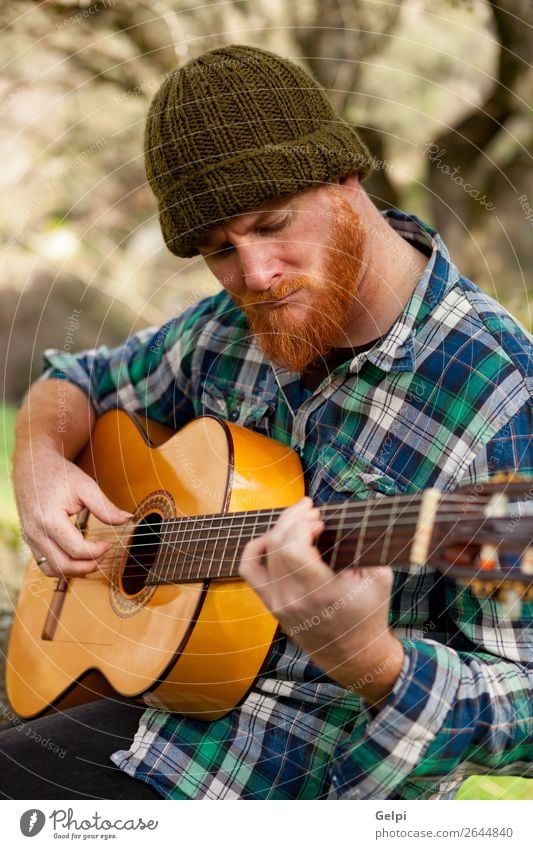 Hipster Mann mit Rotbart beim Gitarre spielen Freizeit & Hobby Spielen Entertainment Musik Mensch Erwachsene Musiker Natur rothaarig Oberlippenbart Coolness