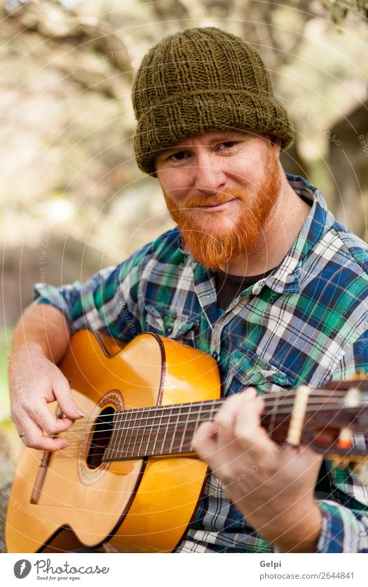 Hipster Mann mit Rotbart beim Gitarre spielen Freizeit & Hobby Spielen Entertainment Musik Mensch Erwachsene Musiker Natur rothaarig Oberlippenbart Coolness