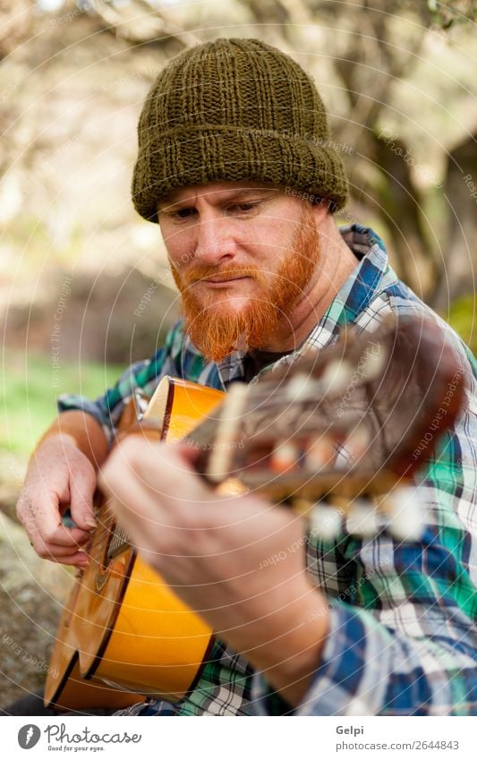 Hipster Mann mit Rotbart beim Gitarre spielen Freizeit & Hobby Spielen Entertainment Musik Mensch Erwachsene Musiker Natur rothaarig Oberlippenbart Coolness