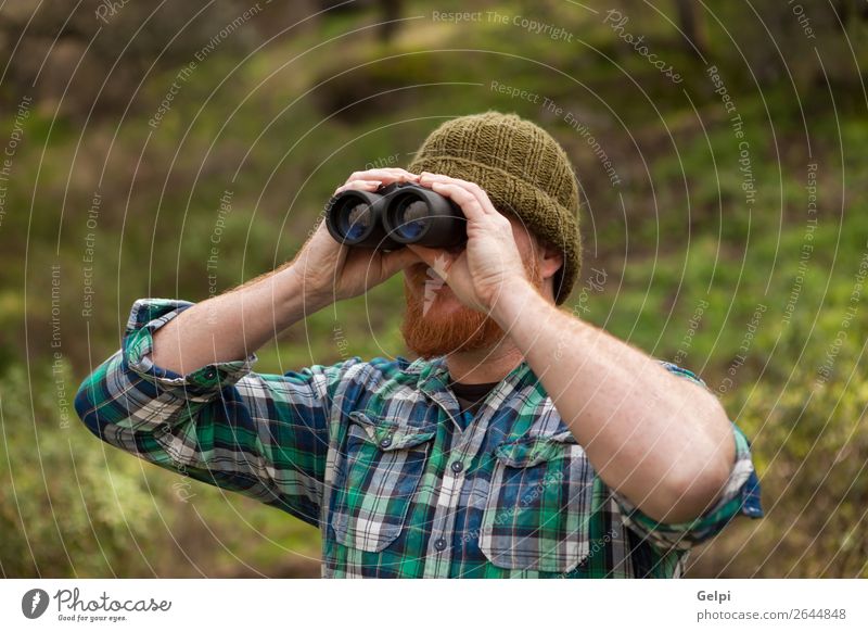 Rothaariger Mann, der ein Fernglas wirft. Lifestyle Stil Erfolg Business Mensch Erwachsene Umwelt Natur Landschaft Himmel Herbst Mode Hut rothaarig Vollbart